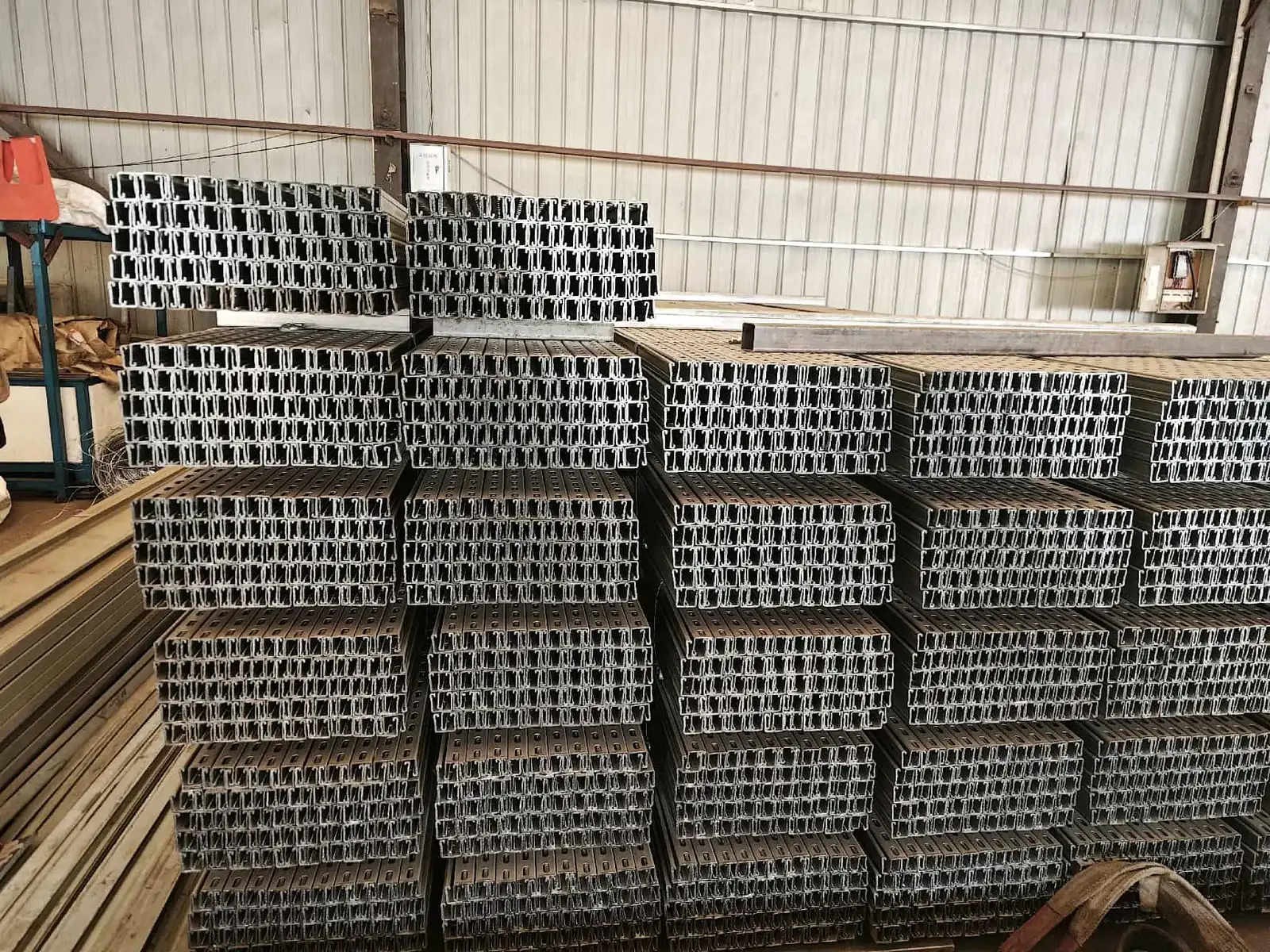 宜宾筠连 20MW 复杂山地微孔灌注与多角度可调光伏电站